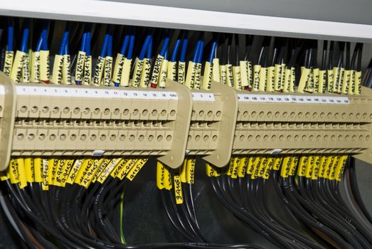 Circumscribed conductor - wires incorporate to the electric clamps 