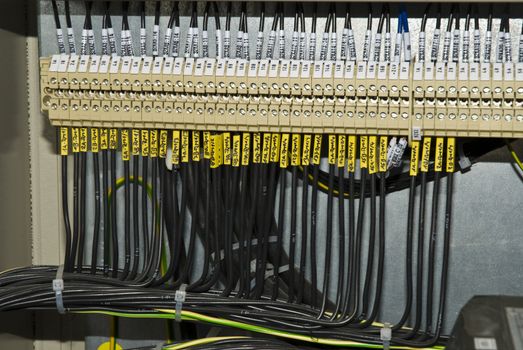 Circumscribed conductor - wires incorporate to the electric clamps 