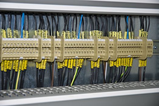 Circumscribed conductor - wires incorporate to the electric clamps 