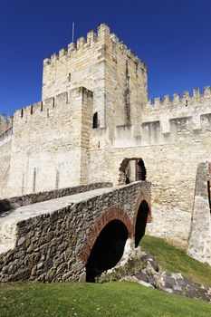 famous castle in Lisbon built on the II Century BC 