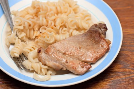 Meat and macaroni on a blue plate