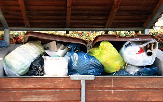 Trash cans which extend beyond containers, problem of environnemnt and treatment of wastes