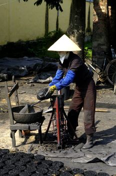 This woman using her machine manufactures cylinder of coal which are used even in town to cook. The gas bottle is too expensive for many homes.
The manufacture involves mixing coal dust with poor quality water into a paste. Then this paste is introduced into the upper part of the machine. Then closed the lid and then actuates the piston rises by below for compacting the dough and make holes in the pavement of coal. It is dried in the sun