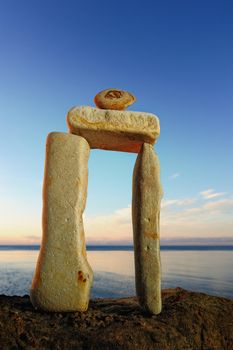 Balancing of longest pebbles on the sea coast