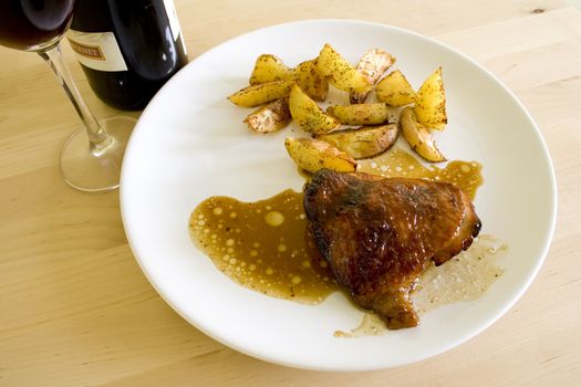 Chicken on honey with potatoes and red wine