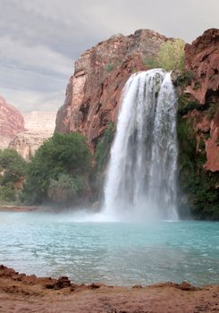 A view of the havasu waterfall within the grand canyon.
