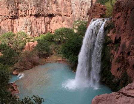 A sideview of the havasu waterfall within the grand canyon.
