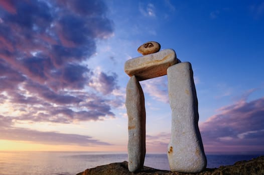 Balancing of longest pebbles on the sea coast