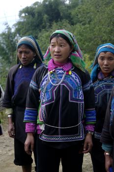 These women of ethnic (minority) Ha Nhi live in the mountains. These women are let port port of any kind. Away from their village they now work for an owner who wants to enlarge his house. They come up from the sand Valley for masonry in bags which the flange is on their foreheads.