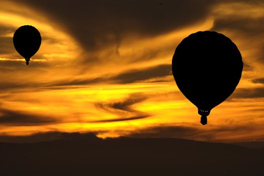 Beautiful and weird Sunset caused by the fires in California with two hot air balloons flying 