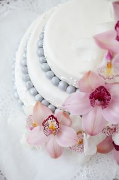widding cake with pink flowers