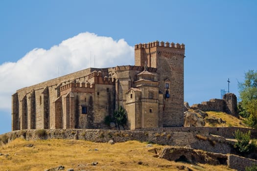 Castle that raise Aracena's city, placed in the mountain range of the same name.