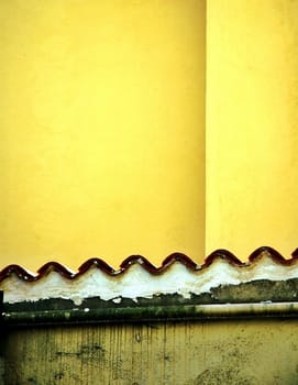 Yello wall and wavy lines