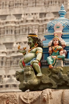 Sculptures on Hindu temple gopura (tower). Arunachaleswar temple. Tiruvanamallai, Tamil Nadu, India