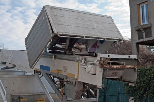 truck allowing to go up tiles during works on roofs