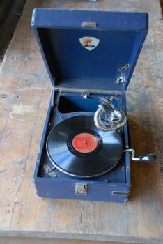 Antiquarian gramophone with vinyl in nice blue box