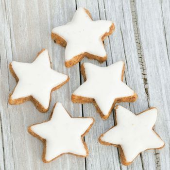 Cinnamon biscuits on wood