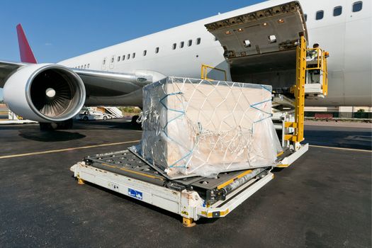 Loading platform of air freight to the aircraft