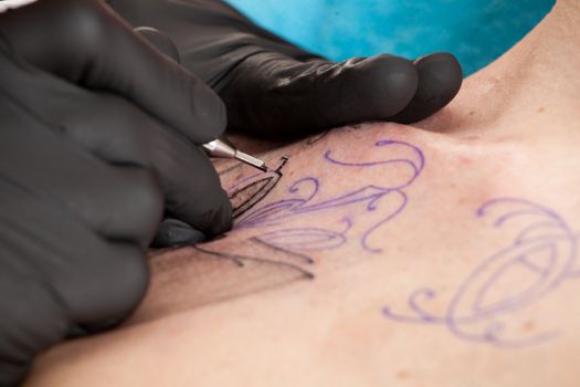 closup of hands of a tattoo artist at work