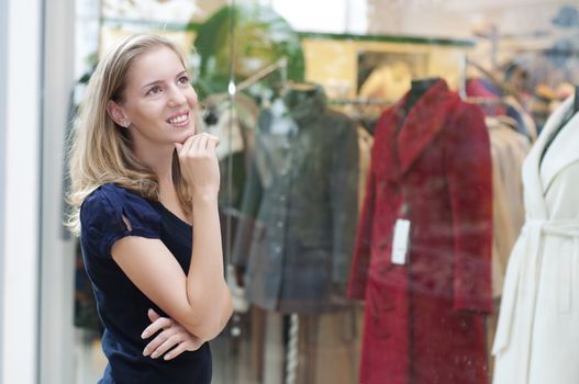 beautiful woman in the mall, Thinks about purchases