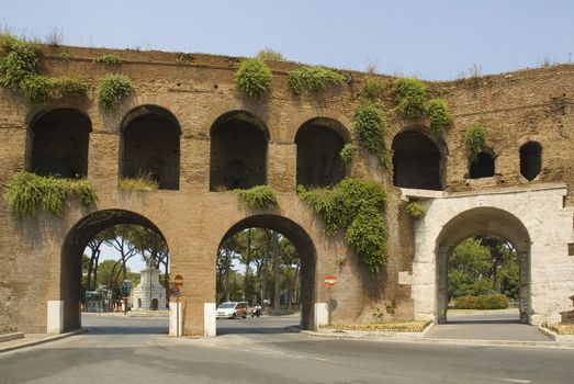 Ancient Roman Gate in the wall at the ned of Via Veneto, now named after Frederico Fellini, and the memorial to those killed in the first world war, a combination of early roman architecture, and modern functionality