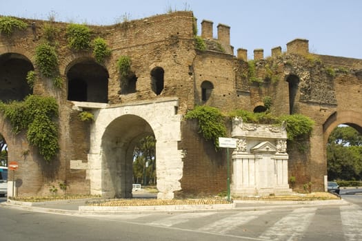 Ancient Roman Gate in the wall at the ned of Via Veneto, now named after Frederico Fellini, and the memorial to those killed in the first world war, a combination of early roman architecture, and modern functionality