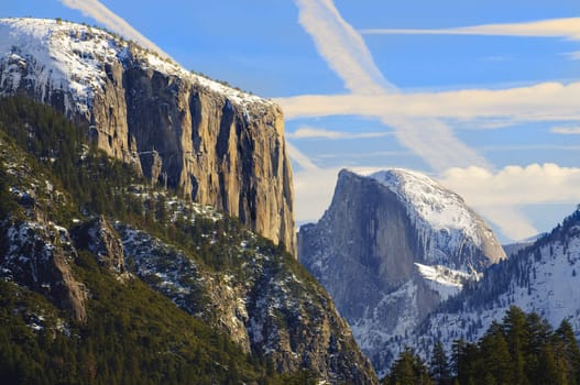 Yosemite valley as the sun is setting