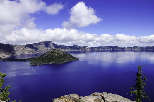 view of crater lake in Oregon looking towards Wizard island