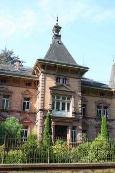 Teilansicht einer alten Villa im Pfälzer Wald,Deutschland	Partial view of an old villa in the Palatinate Forest, Germany