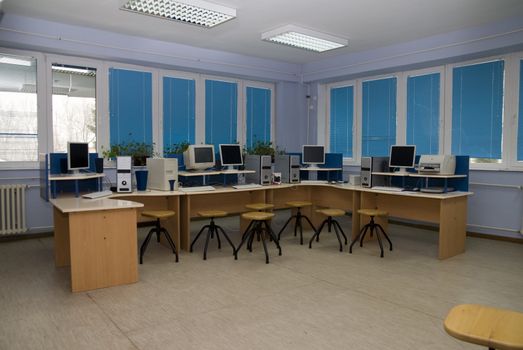 Computer classroom,with a series of tables in which are computers. 