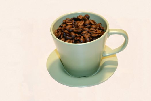 gelbe Kaffeetasse gefüllt mit Kaffeebohnen	
yellow coffee cup filled with coffee beans