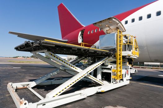 Loading platform of air freight to the aircraft