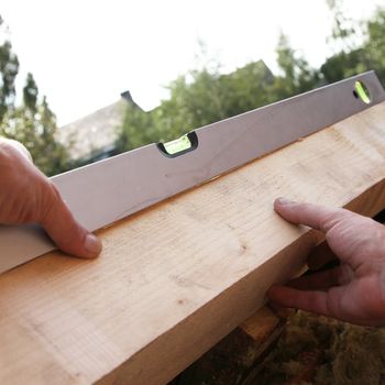 Orientation of a bar with a spirit level when installing windows - square