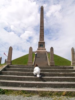 kids walking up to monument