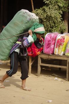 This woman is dressed as a man of an ethnic minority in northern Vietnam. She praises her as the bearer in many markets of regions or even from individuals. Ethnic group Ha Nhi