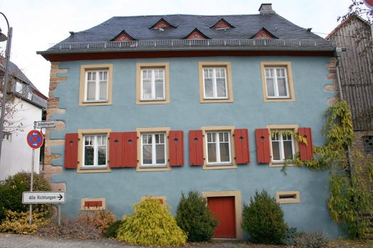 schönes altes Haus,blau mit roten Fensterladen	
beautiful old house, blue with red shutters