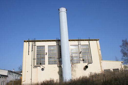 Altes Fernwärme Heizwerk mit hohem Schornstein	
Old district heating plant with a tall chimney