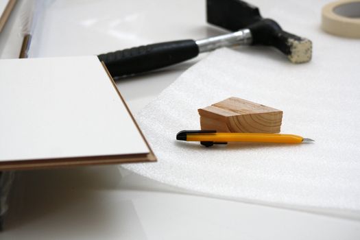 Workers laid laminate in home renovation