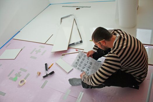 Workers laid laminate in home renovation