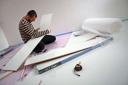 Workers laid laminate in home renovation