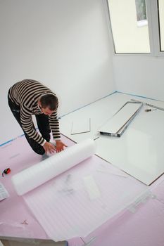 Workers laid laminate in home renovation