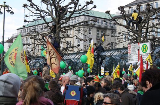 Huge protest against nuclear energy. On that day 250.000 participants in four major German cities, here: 50.000 in Hamburg. After a march through the city center the protesters gathered on the Rathausmarkt.
Photo taken on: March 26th, 2011.