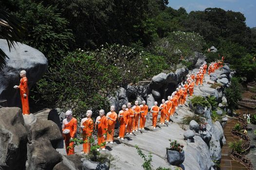 pilgrim statues at Dambulla Golden Temple