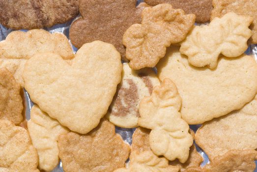 shortbread bottom with heart-shaped leaves
