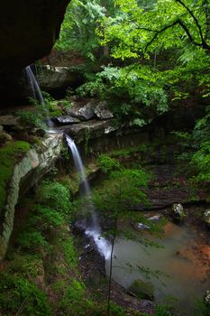 A waterfall of majestic height flows smoothly into a canyon of northern Alabama.