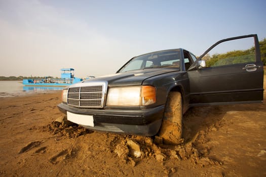 Taxi blocked in the mud on the way to Djenné before crossing the Niger Delta