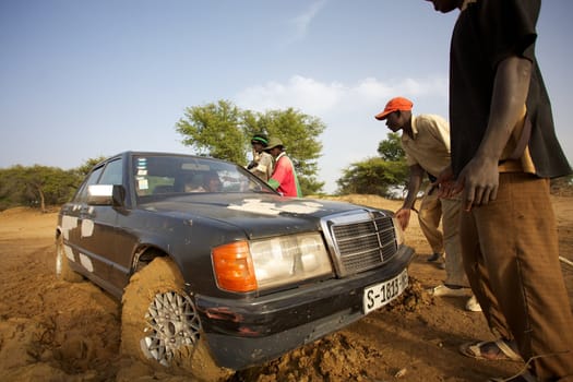 Taxi blocked in the mud on the way to Djenné before crossing the Niger Delta