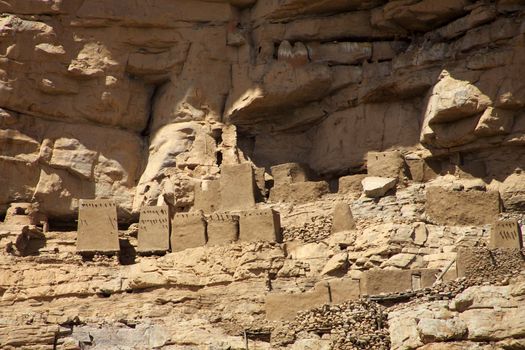 The Bandiagara site is an outstanding landscape of cliffs and sandy plateaux with some beautiful Dogon architecture