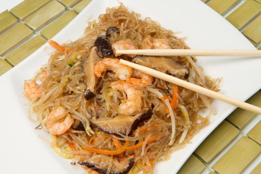 spaghetti chinese with shrimp and mushroom 