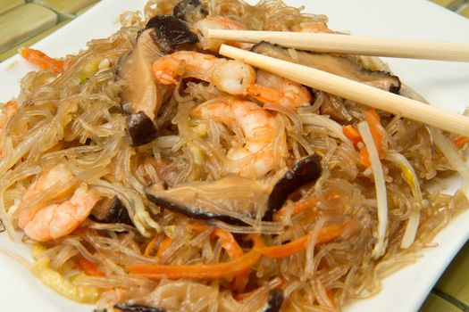 spaghetti chinese with shrimp and mushroom 